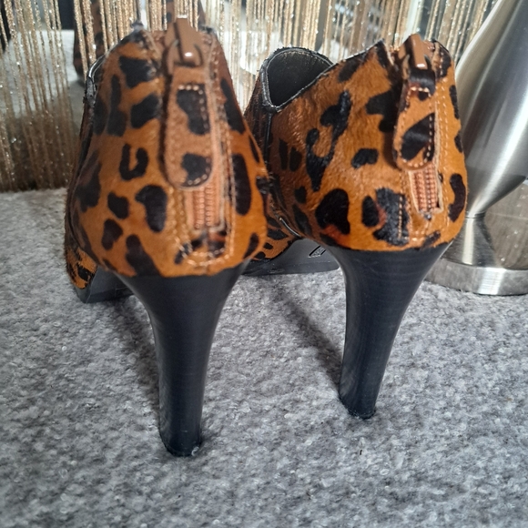 Size 8.5M womens, Banana Republic, leopard print, peep toe heels, Booties - Picture 6 of 11